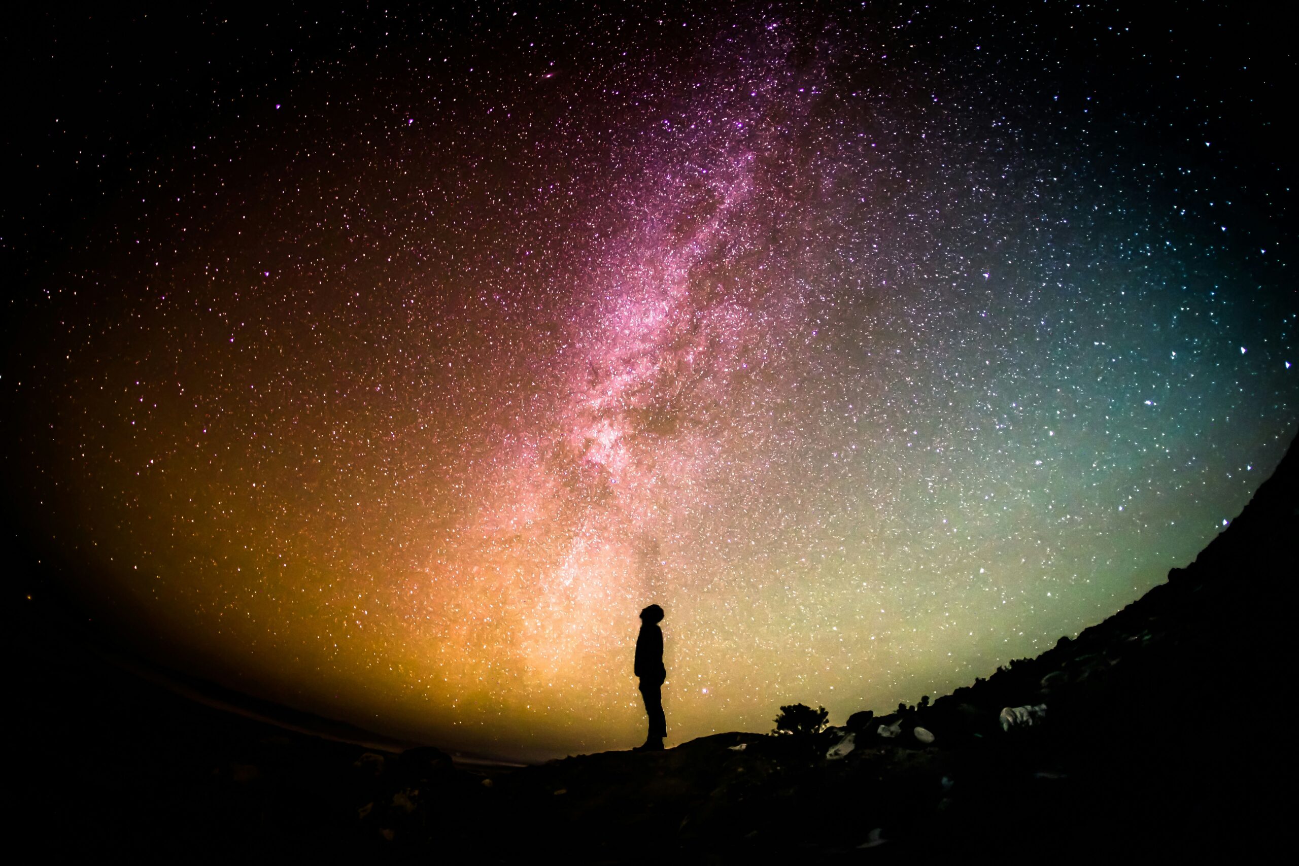 Homme sous ciel étoilé